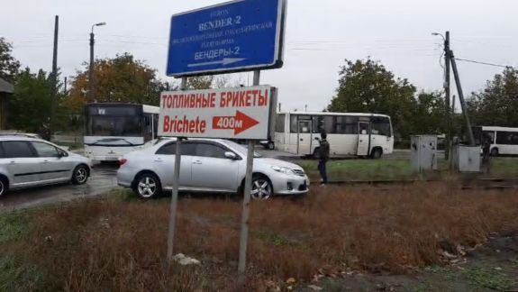 La Varnița spiritele sunt în continuare încinse. Sunt alegători aduși organizat cu microbuze (VIDEO)
