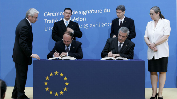 11 ani și șase luni: Calea parcursă de România de la cererea de aderare la UE, la statutul de membru cu drepturi depline