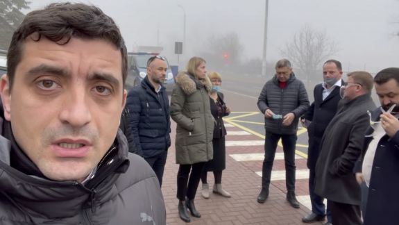 12 deputați din Parlamentul României se află la vama Leușeni. Solicită anularea interdicțiilor pentru colegul lor de partid, George Simion