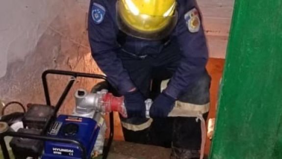 12 localități au rămas fără curent electric, iar zeci de copaci au fost doborâți în urma ploilor