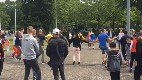 Moldovenii din diasporă au încins hore în preajma secțiilor de vot (VIDEO)