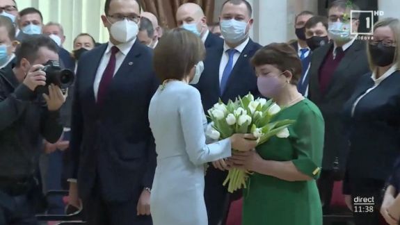 Maia Sandu, cu un buchet de lalele albe pentru mama