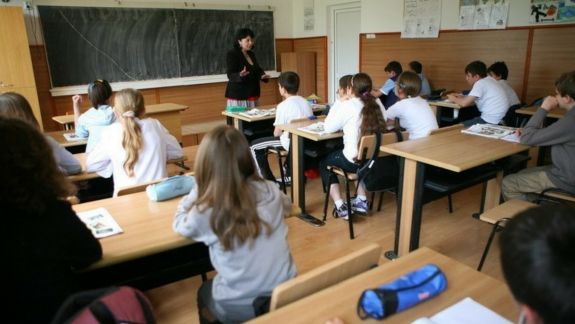 Autoritățile dezmint: Școlile nu trec pe online pentru a caza refugiații în instituții. Acestea vor activa în format fizic