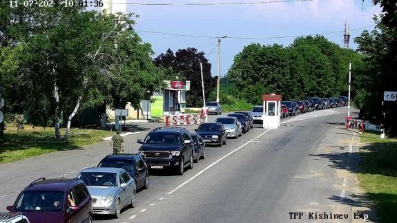Zeci de mașini au format o coadă uriașă pe podul de trecere spre Rezina