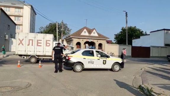 Poliția a restricționat accesul mașinilor pe strada unde sunt secțiile de vot din Varnița