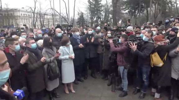 În Scuarul Europei, Maia Sandu a fost întâmpinată de colindători