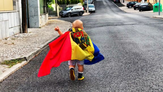 Imagini emoționante din Portugalia. Un băiețel a fost surprins purtând tricolorul în spate