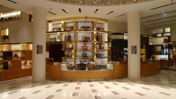 Louis Vuitton va închide „temporar” cele 124 de magazine din Rusia