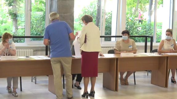 Socialista Zinaida Grecenîi votează în aceste momente