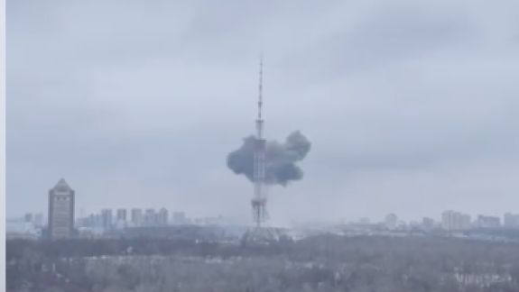 Apar imagini cu posibil atac asupra antenei de teleradio-comunicații din Kiev