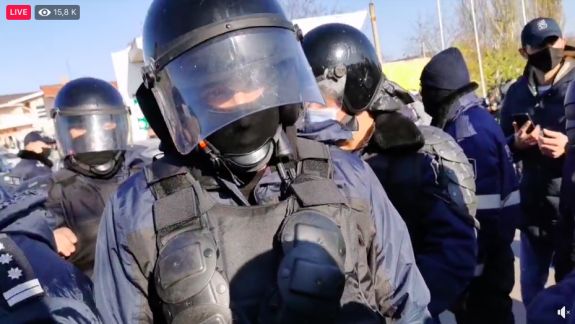 Zeci de polițiști echipați cu veste anti-glonț au înconjurat zona de conflict de la Varnița (LIVE)
