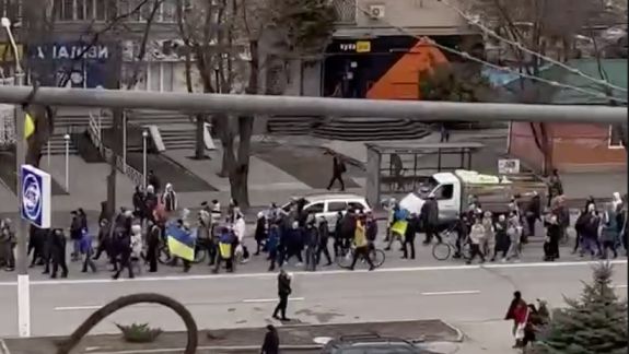Locuitorii din Melitopol au ieșit în stradă. Oamenii cer militarilor ruși să plece