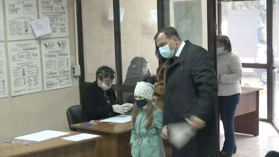 Candidatul Platformei DA, Andrei Năstase, însoțit de soție și fiică, își exercită dreptul la vot (LIVE)