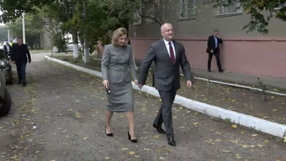 Igor Dodon, nostalgic la secția de votare: Mi-am adus aminte, opt ani în urmă, tot așa cu soția am venit” (VIDEO)