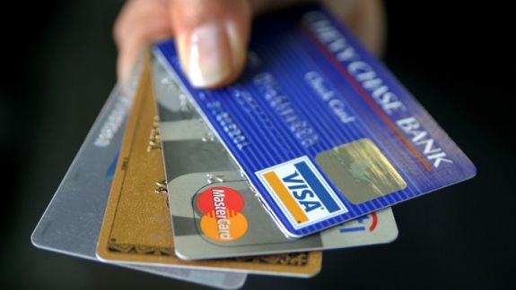 Expert economic: Anul trecut, moldovenii au avut venituri mai mari pe card decât în numerar