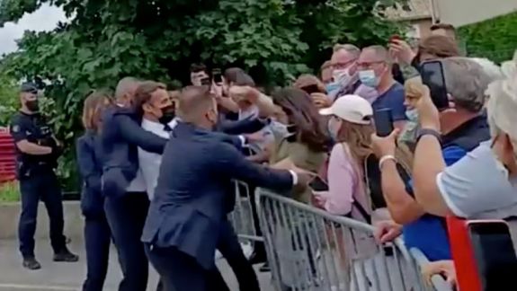 În două zile, bărbatul care l-a pălmuit pe Macron și-a primit sentința: 18 luni de pedeapsă, dintre care, patru luni după gratii