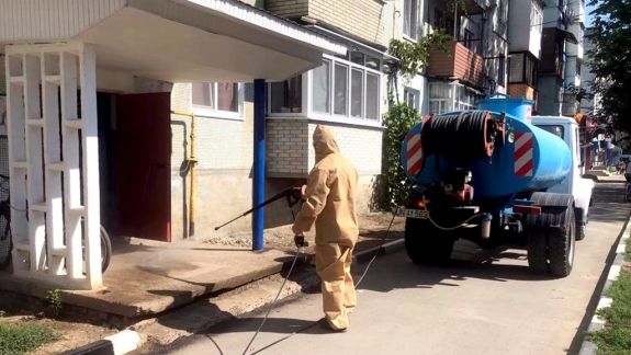 În orașul Ungheni se spală carosabilul și se dezinfectează intrările în blocurile de locuit. Numărul cazurilor de COVID-19 a ajuns la 272 (FOTO)