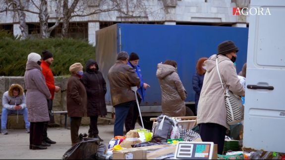 Își transmit dragostea de la mii de kilometri. Forfotă la expedierea sau primirea coletelor în capitală (NO COMMENT)