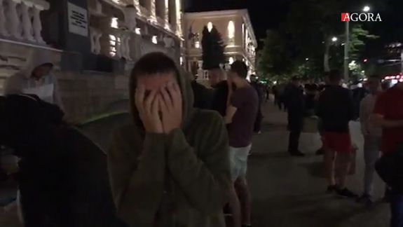 Jurnaliștii Agora, bruscați și înjurați de persoanele care au manifestat sâmbătă în centrul capitalei. Ce spun oamenii legii (VIDEO)
