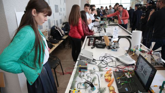 Proiectul „Clasa Viitorului” va ajunge în două universități din țară
