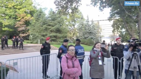 Promo-Lex: Prin instalarea gardului de protecție la Parlament, forțele de ordine au pus viața pietonilor în pericol