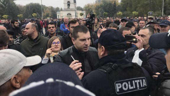 VIDEO. Contramanifestanți, la mitingul PD: „Jos Plahotniuc”, „Miliardul înapoi” sau „Nu îmi place acest regim”