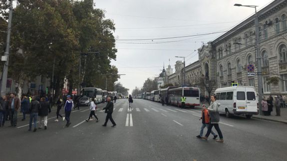 VIDEO. Principala arteră a capitalei, dar și străzile adiacente au fost transformate în parcare