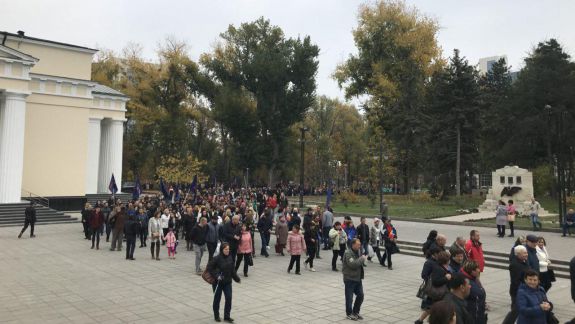 VIDEO. Zeci de microbuze se îndreaptă spre Chișinău: Oamenii ar fi aduși organizat la mitingul Partidului Democrat