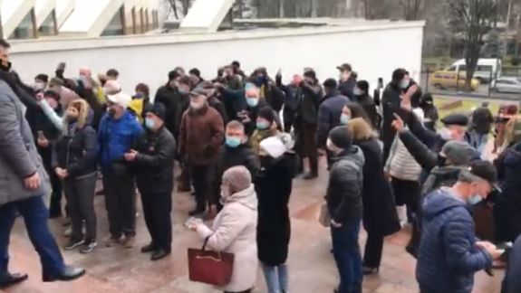 Mulțimea continuă să scandeze afară: „Maia Sandu și poporul!”