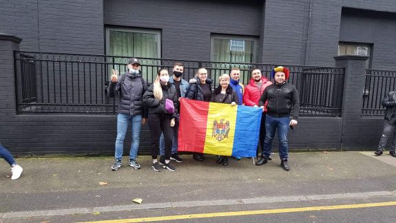 Cozi imense la o secție de votare din Londra. Moldovenii s-au echipat cu măști de protecție (VIDEO)