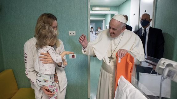 Papa Francisc a efectuat o vizită la un spital din Roma unde se află copii din Ucraina