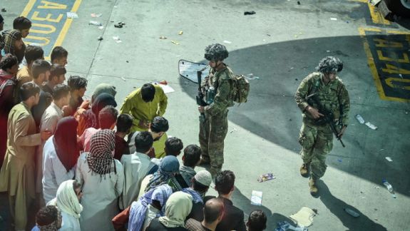Afganistan: Soldații americani au împușcat mortal doi bărbați înarmați. În total au fost confirmate șapte decese, inclusiv afgani căzuți din avion