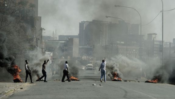Africa de Sud: Guvernul scoate armata în stradă pentru a opri violențele și jafurile declanșate de condamnarea fostului președinte