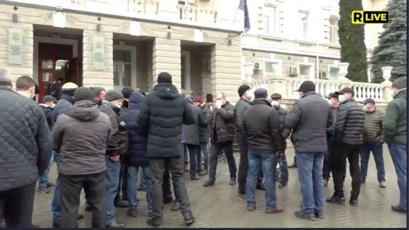 Agricultorii, manifest în fața MAI: Au fost citați la poliție pentru încălcarea ordinii publice la protestele recente. Reacția oamenilor legii (VIDEO)