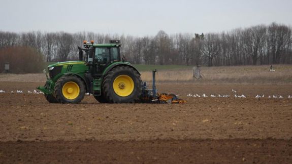 Agricultorii pot depune dosarele pentru ajutorul sub formă de motorină, acordat de România. Iată setul de acte