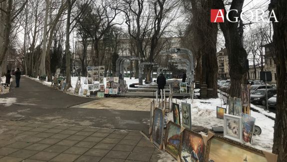 Aleea artei sau a „ignorării artei”? Când vom scăpa de șantierul din Parcul Catedralei, locul mult promis vânzătorilor de tablouri (FOTO)