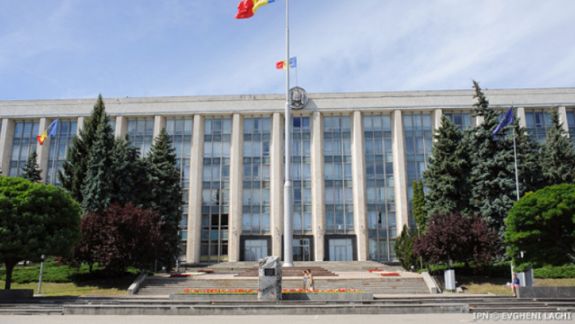 Angajații transferați în alte funcții, în urma reorganizării unor ministere, ar putea primi diferența de salarii. Proiectul, aprobat în prima lectură