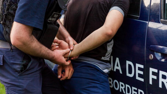 Ar fi cerut 15 mii de dolari de la trei ucraineni pentru a-i ajuta să ajungă în R. Moldova. Un bărbat, documentat de polițiștii de frontieră