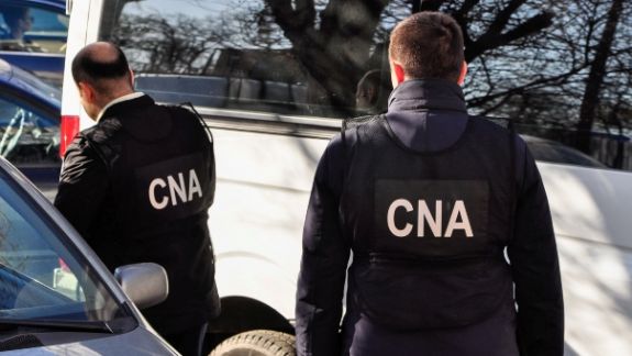 Ar fi pretins de la un agent economic 40 de mii de lei, pentru a trece cu vederea abaterile fiscale. Doi inspectori din Ungheni, cercetați de CNA