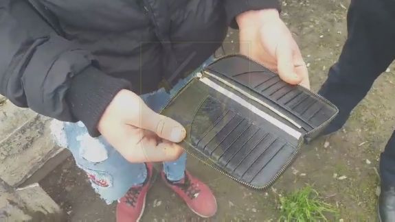 Au furat peste 5.000 de euro, iar portofelul l-au ascuns în curtea casei. Unul dintre suspecți e rudă cu victima