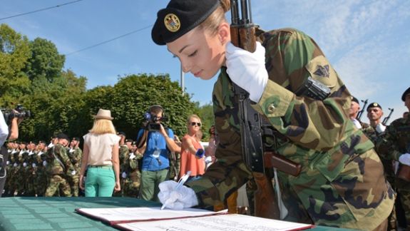 Au refuzat să lucreze acolo unde au fost repartizați, așa că au fost obligați, de stat, să restituie banii pentru anii învățați. Avocatul Poporului ia apărarea absolvenților Academiei Militare