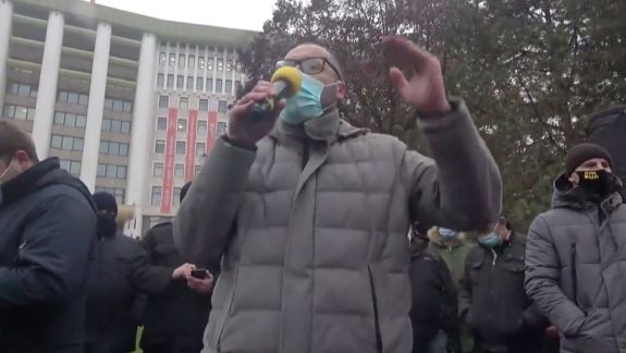 Sergiu Litvinenco, în fața protestatarilor: „Dacă ei nu închid ședința, noi nu plecăm din Parlament”
