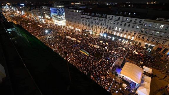 Zeci de mii de oameni s-au adunat în centrul orașului Praga pentru a susține Ucraina și asculta discursul lui Zelenski