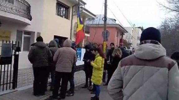 Moldovenii de la Iași stau la coadă mai mult de o oră pentru a reuși să voteze (VIDEO)