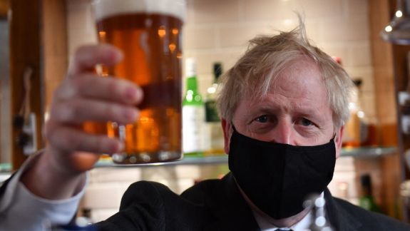 Boris Johnson a sărbătorit relaxarea restricțiilor cu o bere într-un pub