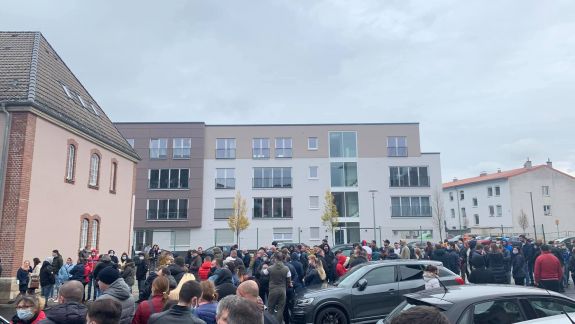Haos la o secție de votare din orașul Kassel, Germania. Sute de moldoveni se îmbulzesc pentru a-și exercita dreptul la vot (VIDEO)
