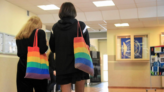 Cadrele didactice vor avea acces la informații în combaterea stereotipurilor față de copiii LGBT. Demarează campania online Copiii LGBT în Școala Ta
