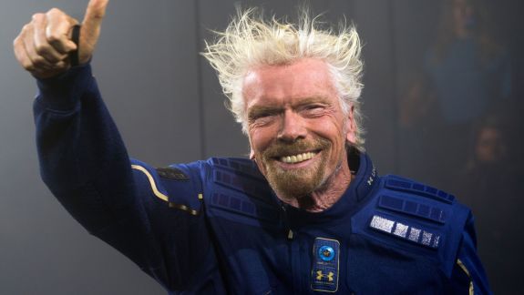 Competiția pentru primul zbor privat în spațiu: Miliardarul britanic Richard Branson intenționează să zboare în spațiu înaintea lui Jeff Bezos