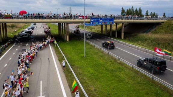 „Calea libertății” de la Vilnius până la granița cu Belarus: Zeci de mii de oameni au format un lanț uman (FOTO)