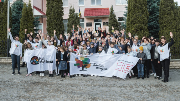 Asociația Obștească „Hai Moldova” a lansat campania „Sădim Oxigen”, prin intermediul căreia a avut loc ecologizarea și împădurirea unei gunoiști ilegale în comuna Cruzești